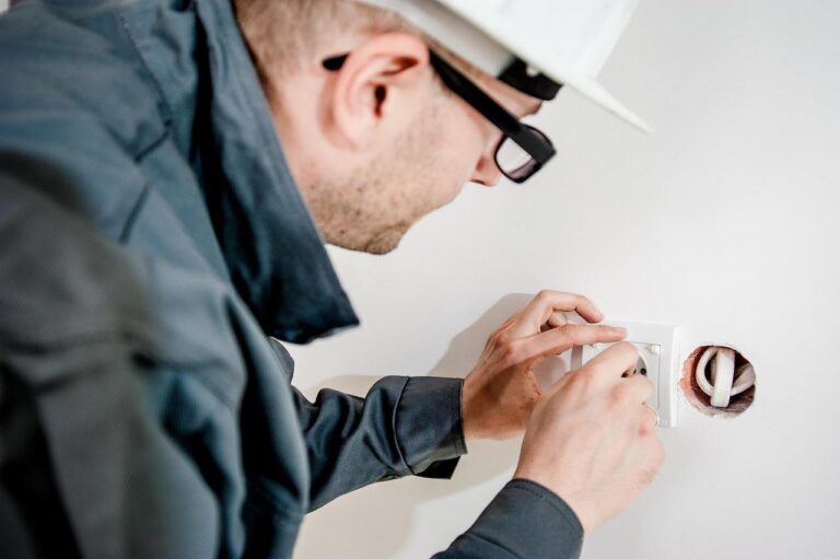Elektricien voert onderhoud uit aan elektrische installatie en meterkast voor veilige werking