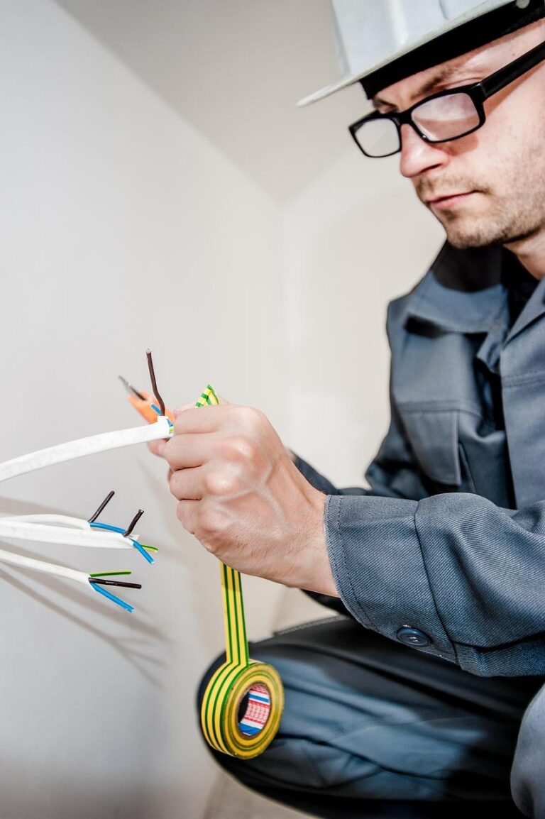 Professionele elektricien voert onderhoud uit aan elektrische installatie en meterkast