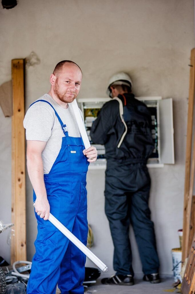 Professionele elektricien voert veilige elektrische werkzaamheden uit in Nijmegen met spoedservice