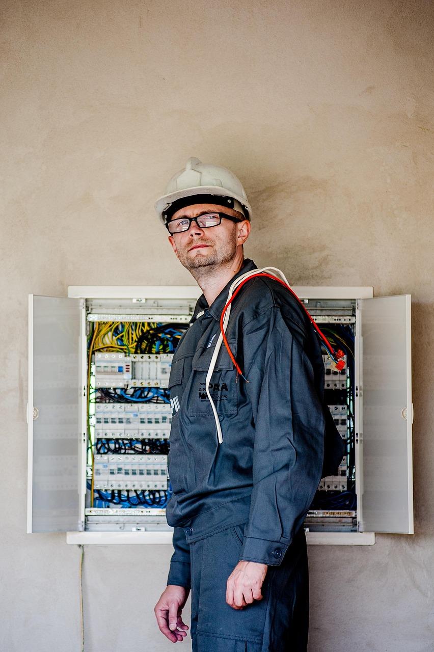 Professionele elektricien voert veilige controle uit aan elektrische installatie