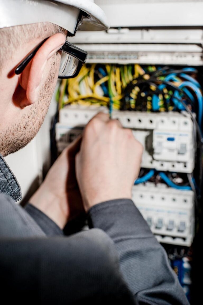 Elektricien die veilig aan een groepenkast werkt voor het oplossen van een stroomstoring in Helmond